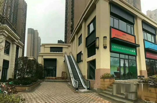 曲江二期 公园旁边 临街现铺 层高5米8 年底特价