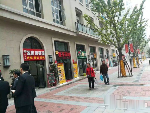 繁华地段带租约热铺百分之六返租金目前饭店生意火爆后顾无